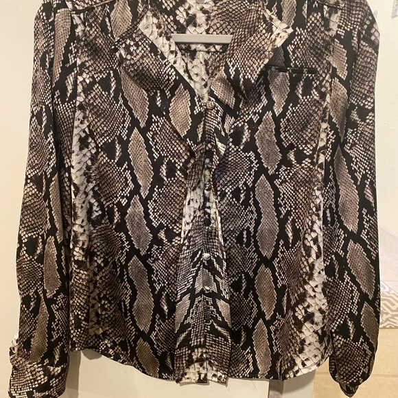 Jones New York blouse snake print size 2p used once - Picture 3 of 5